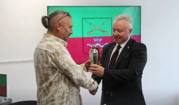 Капсулу с землей «Дороги жизни» блокадного Ленинграда передали на хранение в Мелитополь