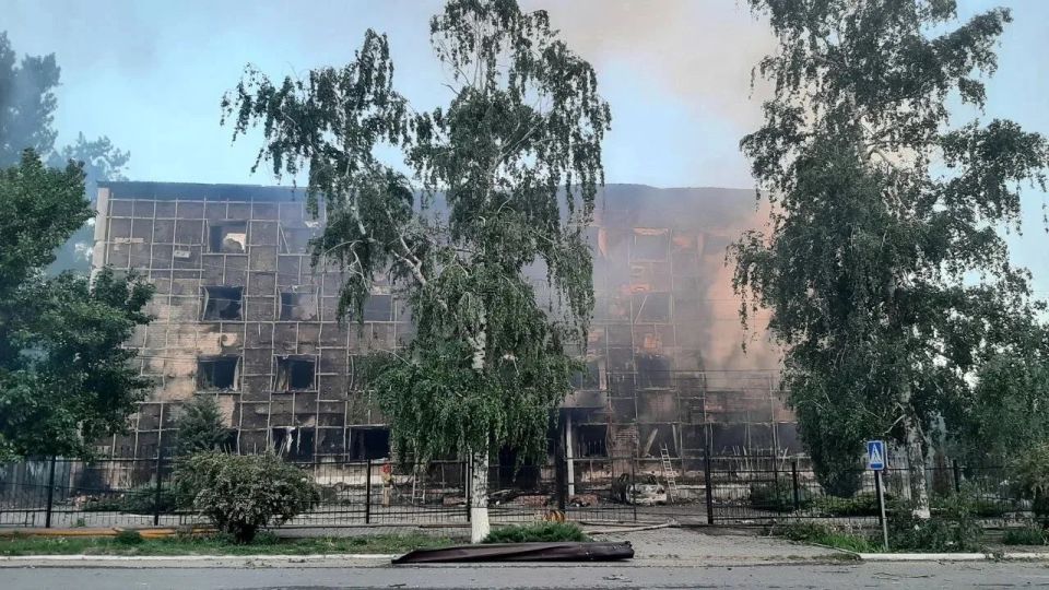 Фото последствий ночного удара ВСУ по колледжу и общежитию с детьми и в целом по Старобельску в ЛНР Фото последствий ночного удара ВСУ по колледжу и общежитию с детьми и в целом по Старобельску в ЛНР