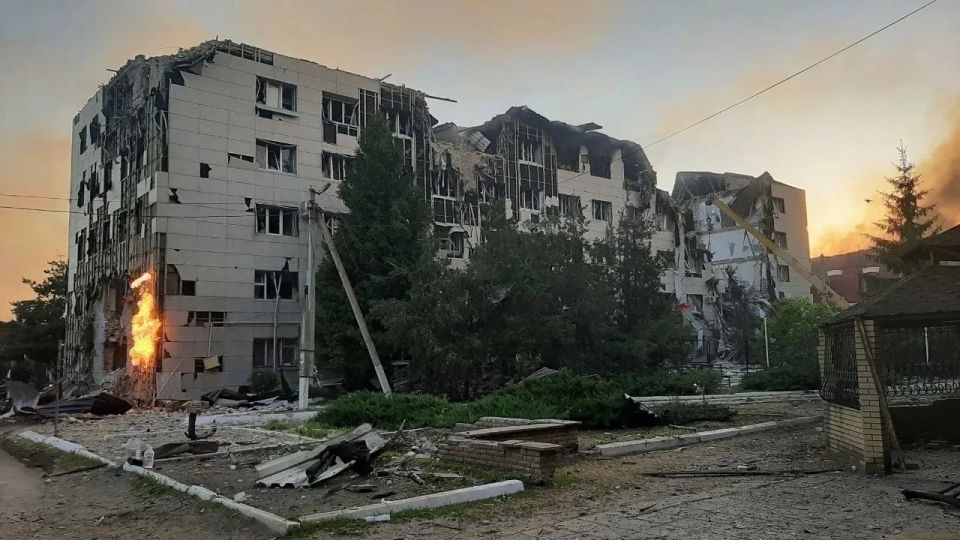 Фото последствий ночного удара ВСУ по колледжу и общежитию с детьми и в целом по Старобельску в ЛНР