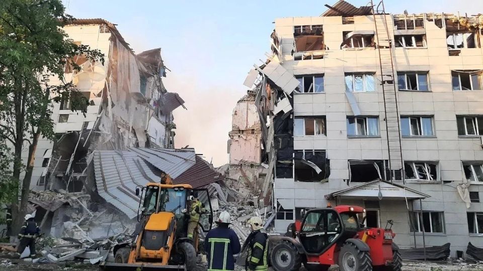 Фото последствий ночного удара ВСУ по колледжу и общежитию с детьми и в целом по Старобельску в ЛНР Фото последствий ночного удара ВСУ по колледжу и общежитию с детьми и в целом по Старобельску в ЛНР