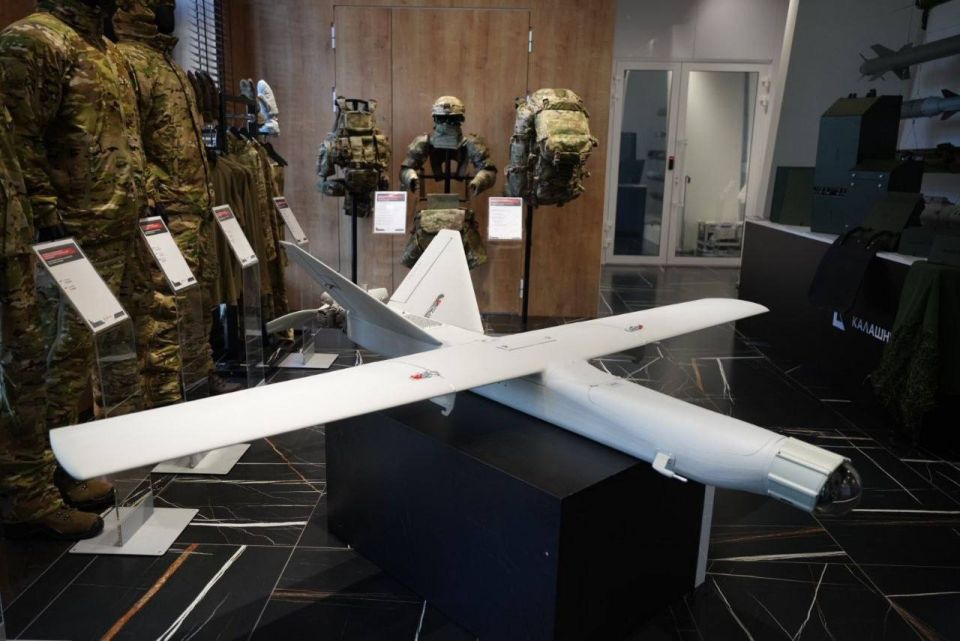 Модернизированная версия барражирующего боеприпаса «КУБ-10МЭ» с дальностью полёта до 100 километров, представленная «Концерном Калашников» Модернизированная версия барражирующего боеприпаса «КУБ-10МЭ» с дальностью полёта до 100 километров, представленная «Концерном Калашников»