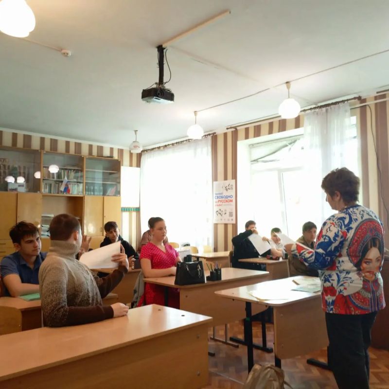 «Через века несущие свет». В Новопетровской средней общеобразовательной школе для учеников 8-го класса провели тематический час «Через века несущие свет», приуроченный ко Дню славянской письменности «Через века несущие свет». В Новопетровской средней общеобразовательной школе для учеников 8-го класса провели тематический час «Через века несущие свет», приуроченный ко Дню славянской письменности