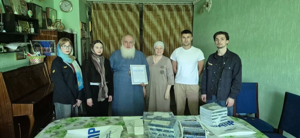 Накануне Дня славянской письменности и культуры молодёжный актив ЛДПР Запорожской области посетил Свято-Троицкий Храм в Мелитополе, при котором действует воскресная школа «АзБукиВеди» Накануне Дня славянской письменности и культуры молодёжный актив ЛДПР Запорожской области посетил Свято-Троицкий Храм в Мелитополе, при котором действует воскресная школа «АзБукиВеди»