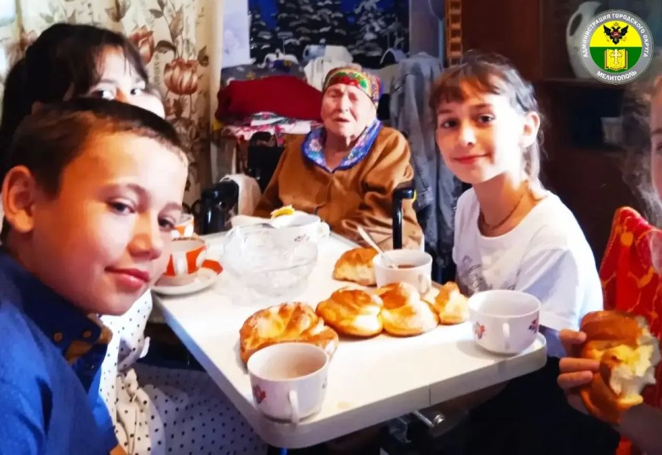 В рамках Года народного единства России участники творческого объединения Семёновского Дома культуры навестило Раису Иосифовну Сенкевич — представительницу поколения, пережившего войну В рамках Года народного единства России участники творческого объединения Семёновского Дома культуры навестило Раису Иосифовну Сенкевич — представительницу поколения, пережившего войну