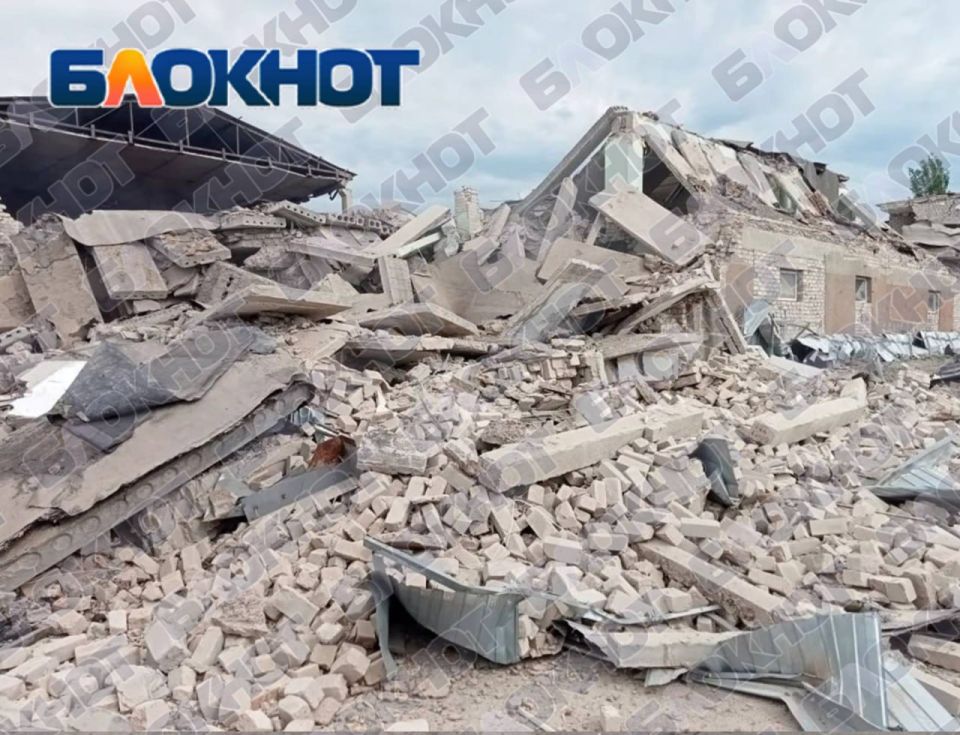 Появились кадры последствий удара ВСУ по фермерскому хозяйству в Веселовском районе Появились кадры последствий удара ВСУ по фермерскому хозяйству в Веселовском районе
