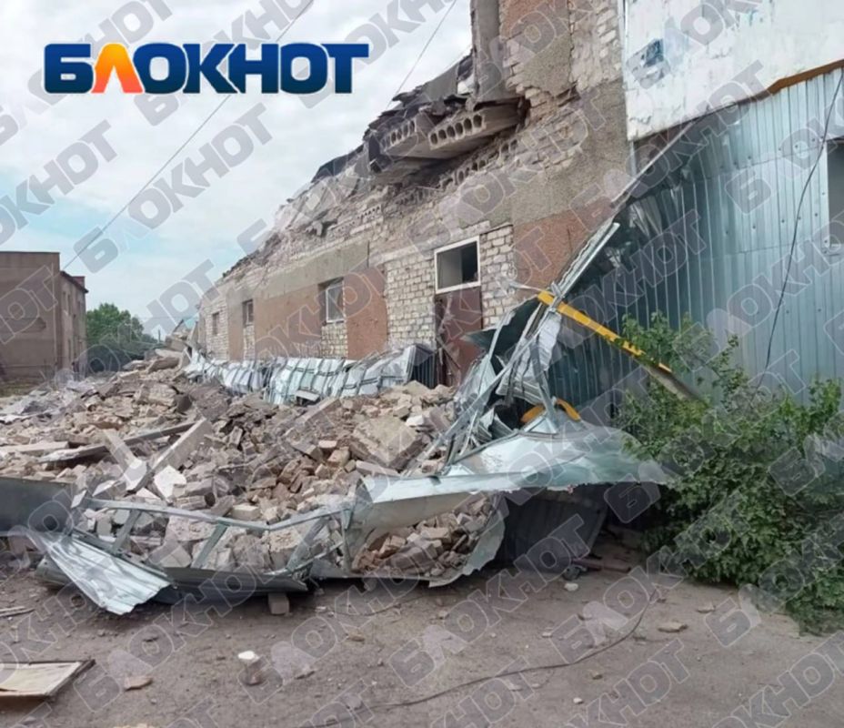 Появились кадры последствий удара ВСУ по фермерскому хозяйству в Веселовском районе Появились кадры последствий удара ВСУ по фермерскому хозяйству в Веселовском районе