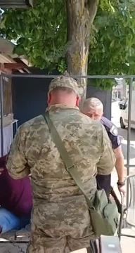 Будни киевской оккупации. В городе Запорожье военкомы ТЦК и полицаи проводят "оповещение" в кафе