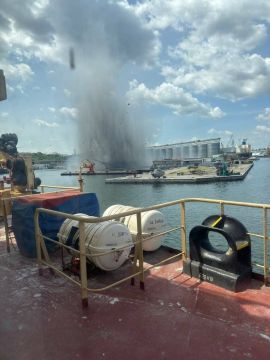 Кадр попадания БЭКа в парусный фрегат "Дружба" в порту Одессы