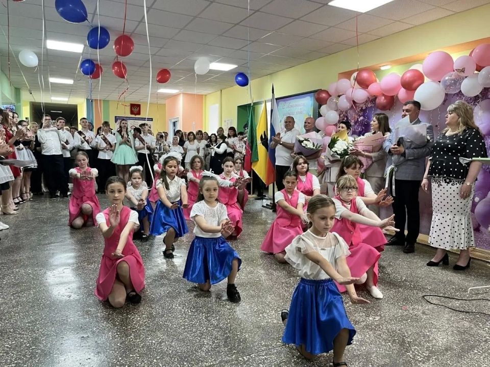 В Акимовская СОШ №2 им. Героя Советского Союза С.С. Щирова состоялся праздник Последнего звонка В Акимовская СОШ №2 им. Героя Советского Союза С.С. Щирова состоялся праздник Последнего звонка