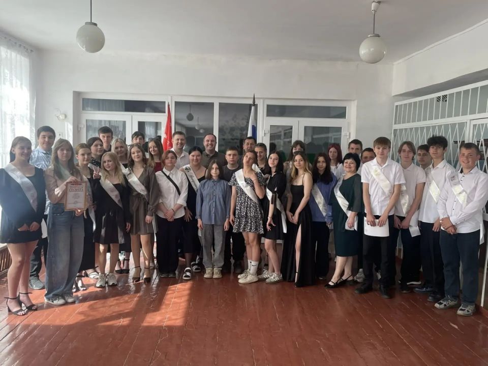 Глава Токмакского муниципального округа, секретарь местного отделения партии "Единая Россия" Александр Калмыков посетил выпускников 9 классов, школы № 6 в городе Токмак и поздравил с окончанием учебного года Глава Токмакского муниципального округа, секретарь местного отделения партии "Единая Россия" Александр Калмыков посетил выпускников 9 классов, школы № 6 в городе Токмак и поздравил с окончанием учебного года