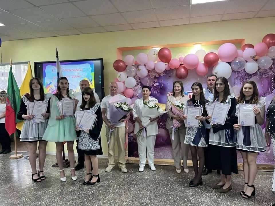 В Акимовская СОШ №2 им. Героя Советского Союза С.С. Щирова состоялся праздник Последнего звонка В Акимовская СОШ №2 им. Героя Советского Союза С.С. Щирова состоялся праздник Последнего звонка