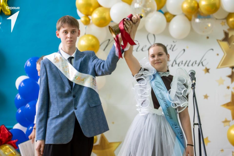 Последний звонок — мелодия, которая остаётся в сердце навсегда! Последний звонок — мелодия, которая остаётся в сердце навсегда!