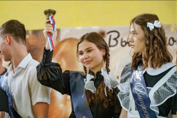 Глава Мелитополя поздравил выпускников с последним звонком