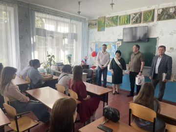 Глава Токмакского муниципального округа, секретарь местного отделения партии "Единая Россия" Александр Калмыков посетил выпускников 9 классов, школы № 6 в городе Токмак и поздравил с окончанием учебного года