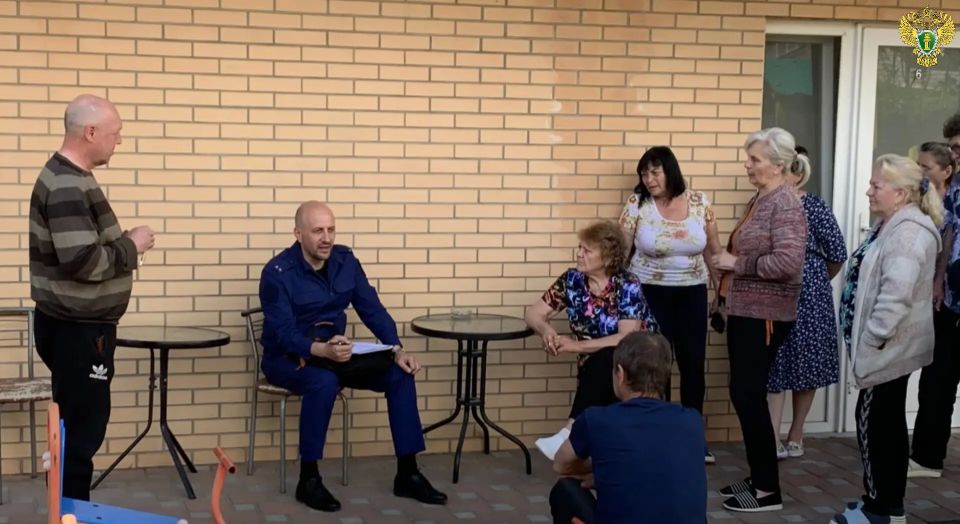 Заместитель Бердянского городского прокурора Евгений Мартынов в пункте временного размещения, расположенном на поднадзорной территории, провел выездной личный прием граждан, пострадавших от боевых действий на территории... Заместитель Бердянского городского прокурора Евгений Мартынов в пункте временного размещения, расположенном на поднадзорной территории, провел выездной личный прием граждан, пострадавших от боевых действий на территории...