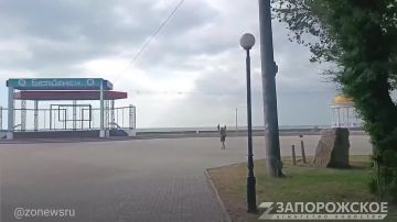 ЭКСКЛЮЗИВ. В авкватории Бердянского залива разыгрался шторм Шторм на море перед началом купального сезона – это зрелище одновременно завораживающее и немного пугающее