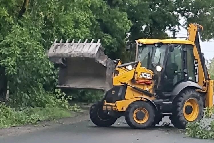 В Михайловке разбушевавшаяся стихия оставила после себя немало разрушений: поваленные деревья, сломанные ветки и другие повреждения, требующие оперативного вмешательства коммунальных служб В Михайловке разбушевавшаяся стихия оставила после себя немало разрушений: поваленные деревья, сломанные ветки и другие повреждения, требующие оперативного вмешательства коммунальных служб