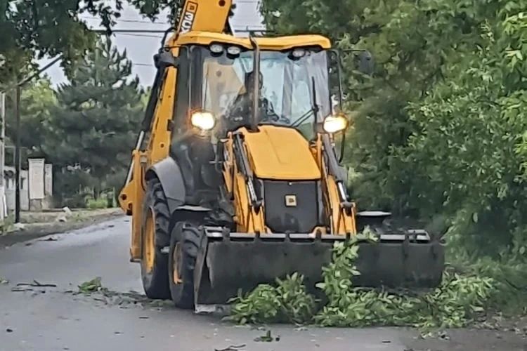 В Михайловке разбушевавшаяся стихия оставила после себя немало разрушений: поваленные деревья, сломанные ветки и другие повреждения, требующие оперативного вмешательства коммунальных служб В Михайловке разбушевавшаяся стихия оставила после себя немало разрушений: поваленные деревья, сломанные ветки и другие повреждения, требующие оперативного вмешательства коммунальных служб