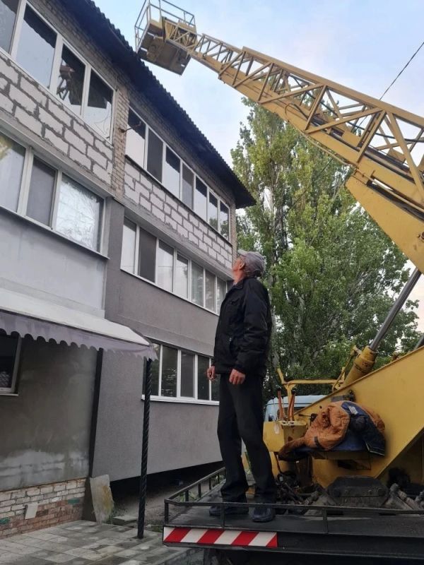 В Михайловке разбушевавшаяся стихия оставила после себя немало разрушений: поваленные деревья, сломанные ветки и другие повреждения, требующие оперативного вмешательства коммунальных служб В Михайловке разбушевавшаяся стихия оставила после себя немало разрушений: поваленные деревья, сломанные ветки и другие повреждения, требующие оперативного вмешательства коммунальных служб