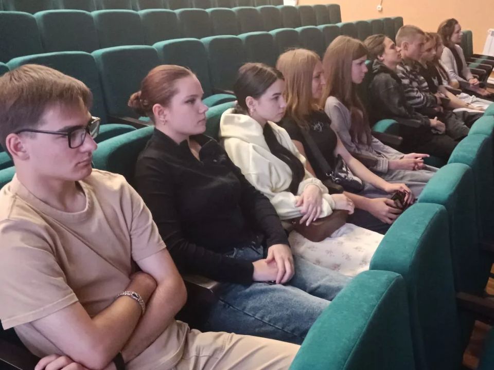 В преддверии долгожданных каникул специалистами отдела молодежи и спорта администрации АМО для представителей организации «Юг молодой» было проведено очередное мероприятие, посвященное антитеррористической безопасности В преддверии долгожданных каникул специалистами отдела молодежи и спорта администрации АМО для представителей организации «Юг молодой» было проведено очередное мероприятие, посвященное антитеррористической безопасности