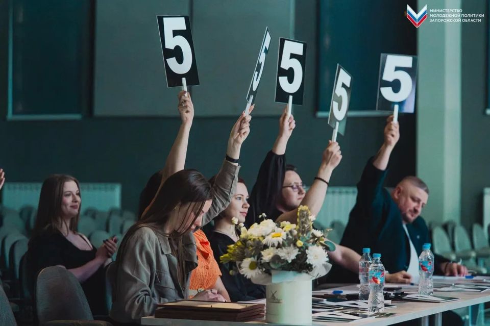 Здесь всё решают шутки. На базе Министерства молодёжной политики прошла 1/8 Официальной Лиги КВН Запорожской области! За выход в 1/4 финала сразились 6 команд из Мелитополя «Парадокс», «Здесь вам не тут», «9 сантиметров... Здесь всё решают шутки. На базе Министерства молодёжной политики прошла 1/8 Официальной Лиги КВН Запорожской области! За выход в 1/4 финала сразились 6 команд из Мелитополя «Парадокс», «Здесь вам не тут», «9 сантиметров...