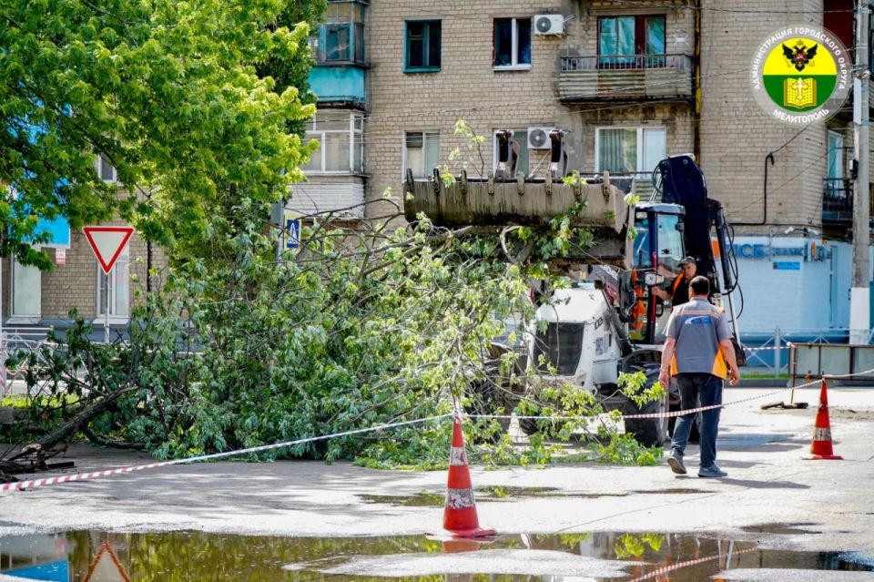 Коммунальные службы города устраняют последствия непогоды Коммунальные службы города устраняют последствия непогоды