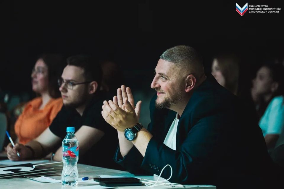 Здесь всё решают шутки. На базе Министерства молодёжной политики прошла 1/8 Официальной Лиги КВН Запорожской области! За выход в 1/4 финала сразились 6 команд из Мелитополя «Парадокс», «Здесь вам не тут», «9 сантиметров... Здесь всё решают шутки. На базе Министерства молодёжной политики прошла 1/8 Официальной Лиги КВН Запорожской области! За выход в 1/4 финала сразились 6 команд из Мелитополя «Парадокс», «Здесь вам не тут», «9 сантиметров...