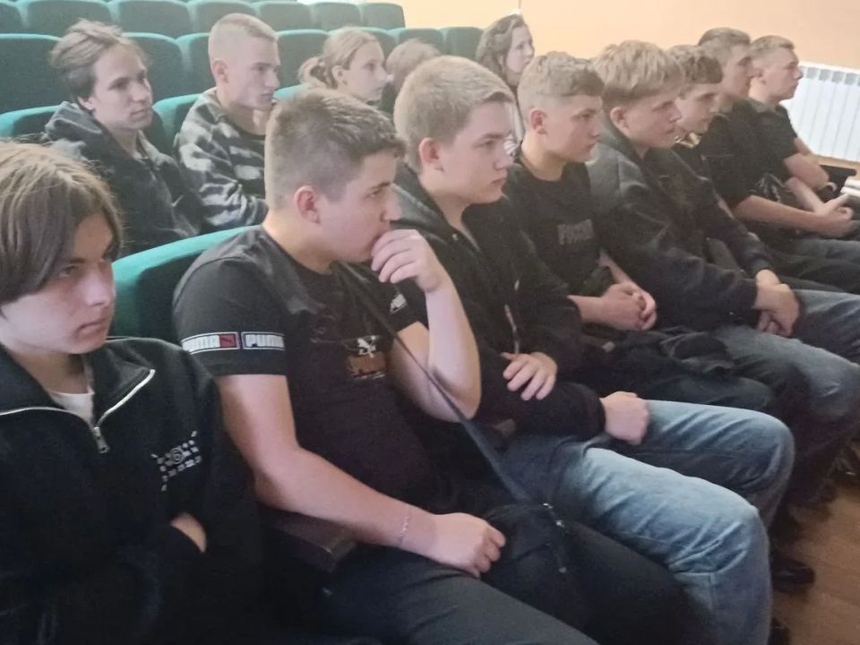 В преддверии долгожданных каникул специалистами отдела молодежи и спорта администрации АМО для представителей организации «Юг молодой» было проведено очередное мероприятие, посвященное антитеррористической безопасности В преддверии долгожданных каникул специалистами отдела молодежи и спорта администрации АМО для представителей организации «Юг молодой» было проведено очередное мероприятие, посвященное антитеррористической безопасности