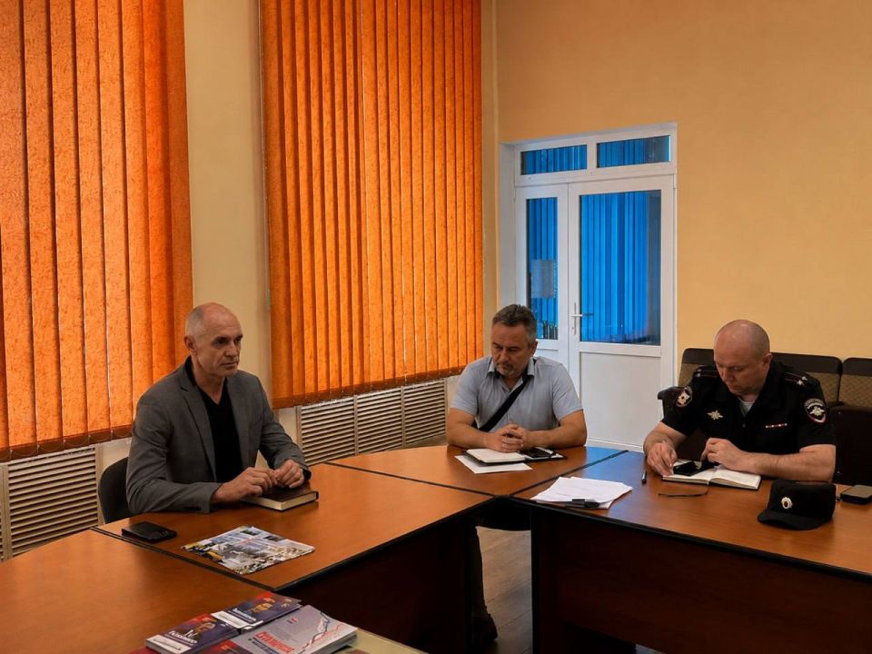 В четверг, 28 мая, в малом зале администрации Приморского муниципального округа состоялось внеочередное заседание комиссии по предупреждению и ликвидации чрезвычайных ситуаций и обеспечению пожарной безопасности