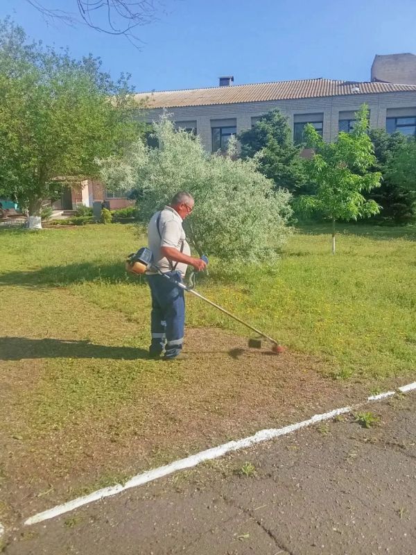Сотрудники МБУ «Жилсервис» наводят порядок вокруг детской площадки и и на прилегающих участках в селе Новониколаевка Сотрудники МБУ «Жилсервис» наводят порядок вокруг детской площадки и и на прилегающих участках в селе Новониколаевка