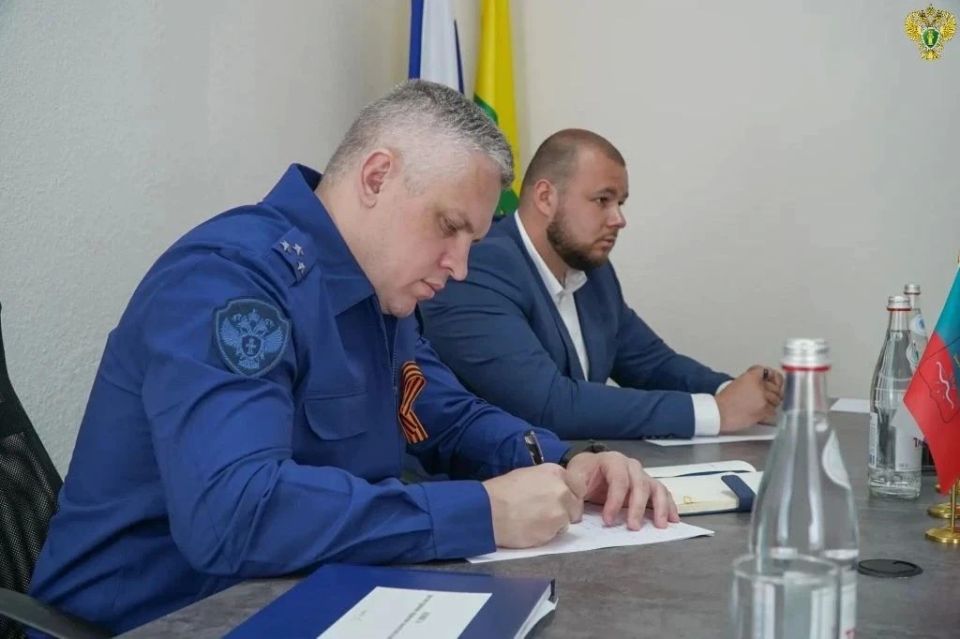 Мелитопольский межрайонный природоохранный прокурор Александр Воропаев совместно с исполняющим обязанности главы городского округа Мелитополь Никитой Вебером провел личный прием граждан Мелитопольский межрайонный природоохранный прокурор Александр Воропаев совместно с исполняющим обязанности главы городского округа Мелитополь Никитой Вебером провел личный прием граждан