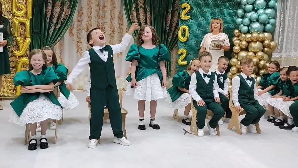 Вчера в Акимовском детском саду №22 «Тополёк» прошёл один из самых трогательных и красивых праздников — выпускной!