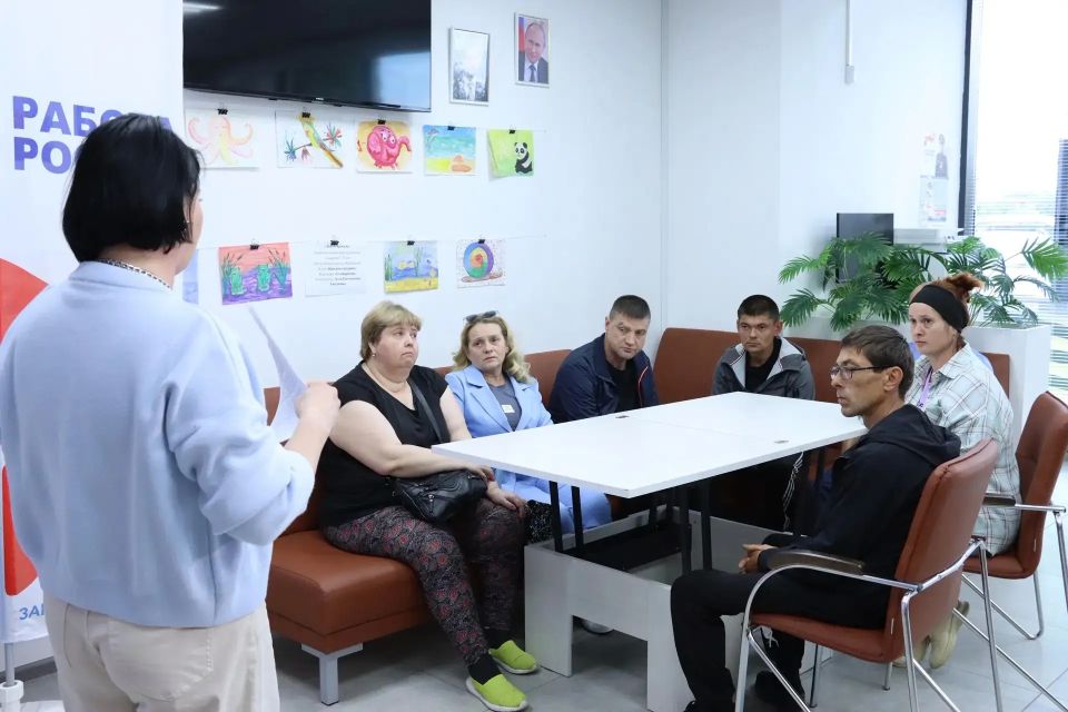 Кадровый центр по городу Мелитополю и Мелитопольскому району совместно с Региональным центром поддержки участников СВО и членов их семей провели мероприятие «Психологическая поддержка и содействие в трудоустройстве: новые... Кадровый центр по городу Мелитополю и Мелитопольскому району совместно с Региональным центром поддержки участников СВО и членов их семей провели мероприятие «Психологическая поддержка и содействие в трудоустройстве: новые...