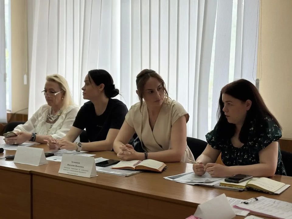 В Бердянске обсудили вопросы защиты несовершеннолетних и организации подростковой занятости в летний период В Бердянске обсудили вопросы защиты несовершеннолетних и организации подростковой занятости в летний период