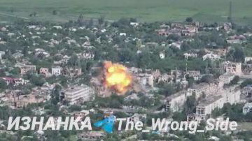 На кадрах поражение ФАБом-3000 по порядку: