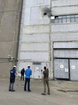 Эксперты МАГАТЭ инспектируют место попадания БПЛА ВСУ на территории Запорожской АЭС