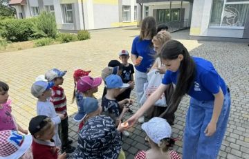 В Приазовском округе активисты «Молодой Гвардии Единой России» и сотрудники ДК устроили праздник для воспитанников детского сада «Солнышко» в преддверии Дня защиты детей