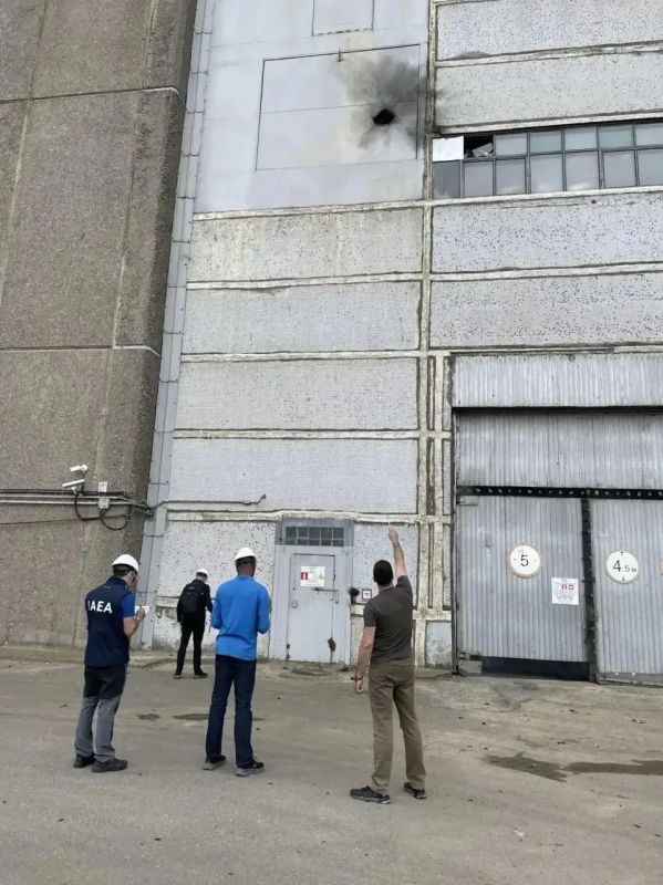 Эксперты МАГАТЭ инспектируют место попадания БПЛА ВСУ на территории Запорожской АЭС
