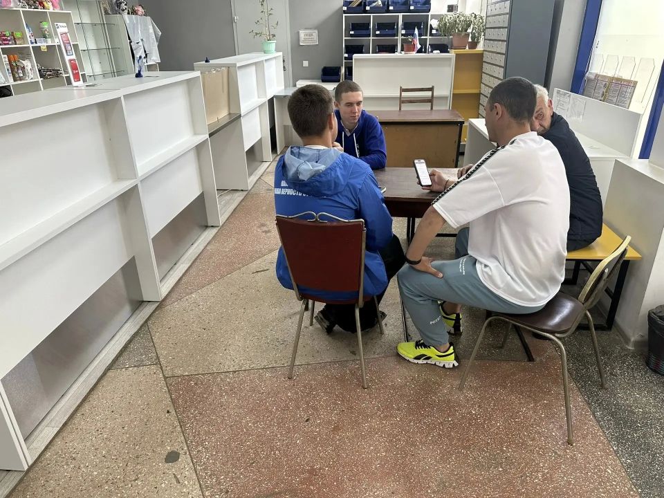 В Бердянске Молодая гвардия Единой России помогает жителям принять участие в предварительном голосовании В Бердянске Молодая гвардия Единой России помогает жителям принять участие в предварительном голосовании