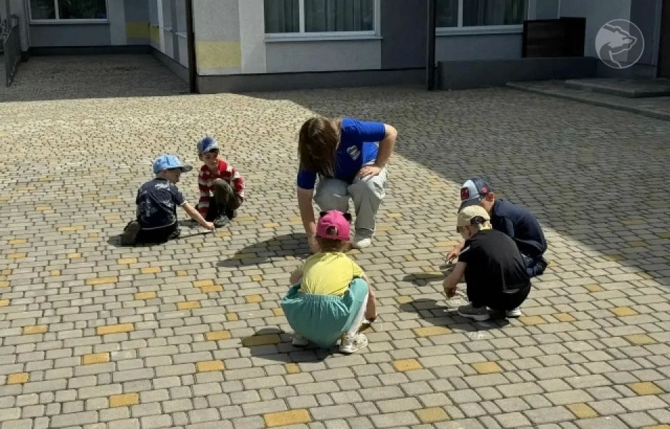 В Приазовском округе активисты «Молодой Гвардии Единой России» и сотрудники ДК устроили праздник для воспитанников детского сада «Солнышко» в преддверии Дня защиты детей В Приазовском округе активисты «Молодой Гвардии Единой России» и сотрудники ДК устроили праздник для воспитанников детского сада «Солнышко» в преддверии Дня защиты детей