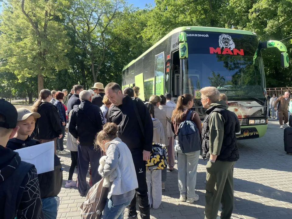 Дети Токмакского муниципального округа отправились отдыхать на черноморское побережье Дети Токмакского муниципального округа отправились отдыхать на черноморское побережье