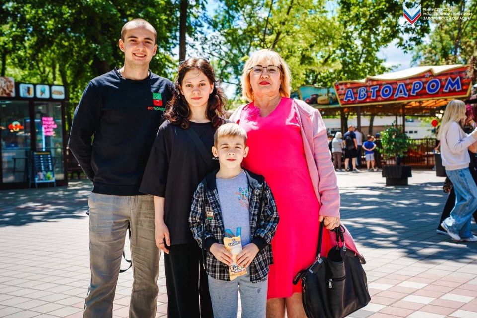 Активисты «Юг Молодой» угостили детей мороженым в центре города! Активисты «Юг Молодой» угостили детей мороженым в центре города!