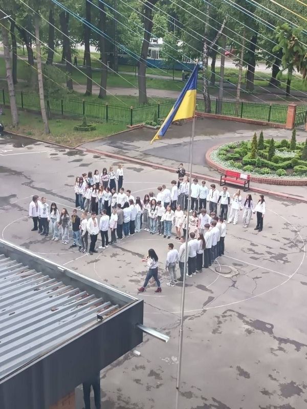 Ничего необычного, просто школьная линейка в Виннице