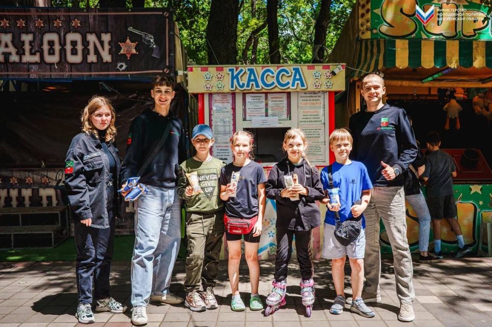 Активисты «Юг Молодой» угостили детей мороженым в центре города! Активисты «Юг Молодой» угостили детей мороженым в центре города!