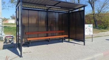 В Мелитополе установили современный остановочный павильон