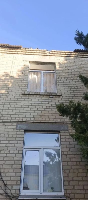 Кровля здания начальной школы в запорожской Васильевке повреждена ударом БПЛА ВСУ, жертв среди мирного населения нет, сообщил губернатор Балицкий