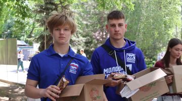 В День защиты детей юные жители Мелитополя получили сладкое угощение