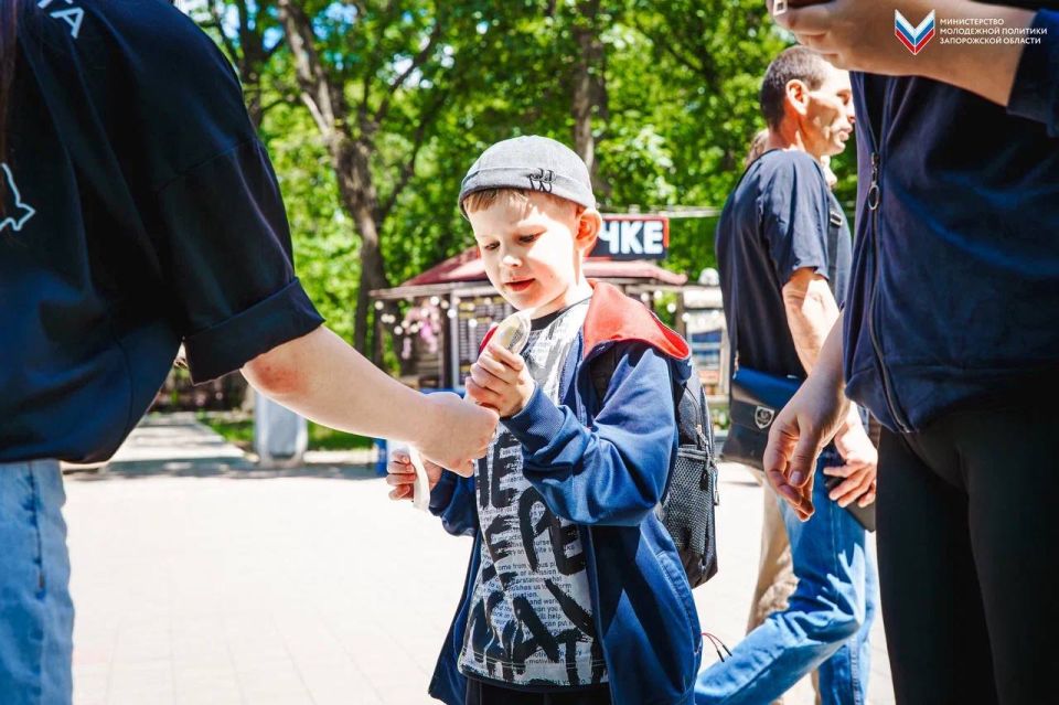 Активисты «Юг Молодой» угостили детей мороженым в центре города! Активисты «Юг Молодой» угостили детей мороженым в центре города!