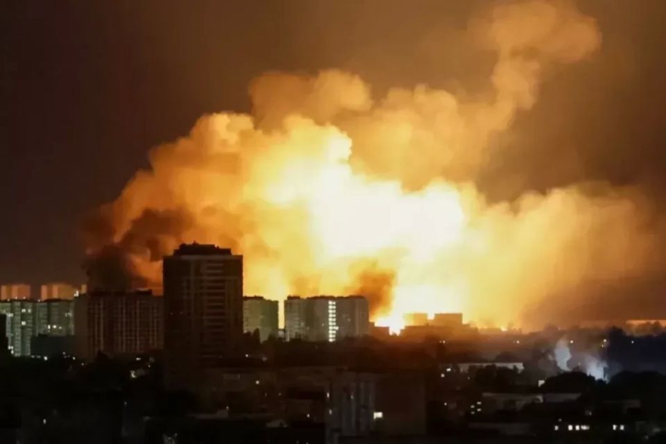 Сводка СВО на 2 июня. Минувшей ночью крылатые и баллистические ракеты крушили военные объекты Киева, находящиеся на поверхности, а «Цирконы», по мнению экспертов, занимались подземными бункерами, где пряталась верхушка...