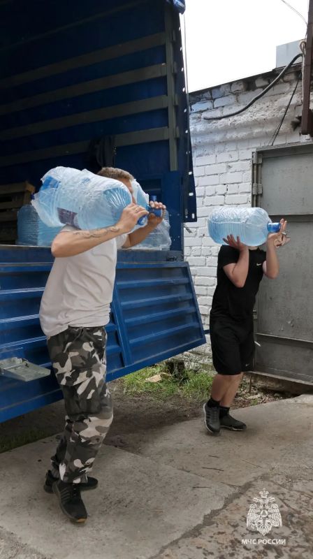 МЧС России продолжает поставки питьевой воды в Запорожскую область МЧС России продолжает поставки питьевой воды в Запорожскую область